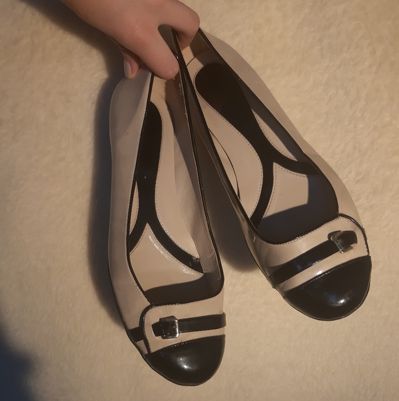 Naturalizer beige and black flats with gold strap - Picture 2 of 14